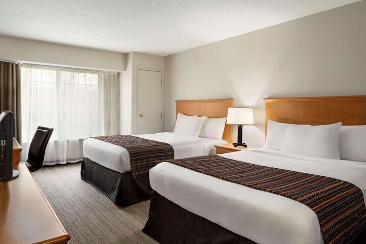 1 Queen Bed (3 of 6)