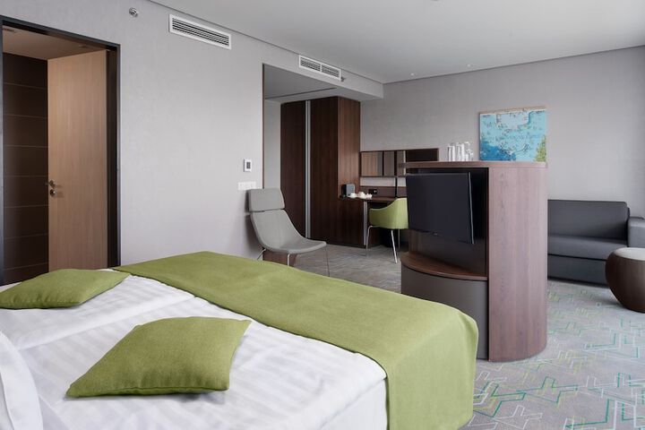 Room 16 of 80