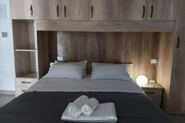 Room 2 of 8