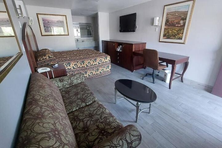 Comfort Room 1 King Bed (1 of 5)