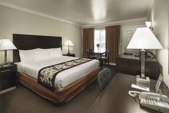 1 Queen Bed (2 of 17)