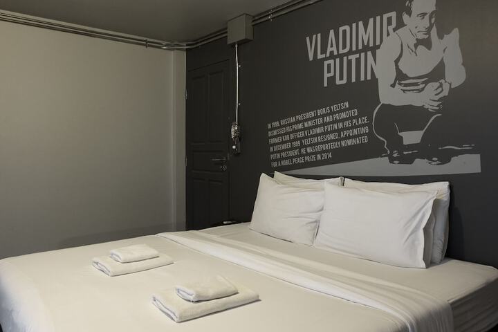 Room 42 of 100