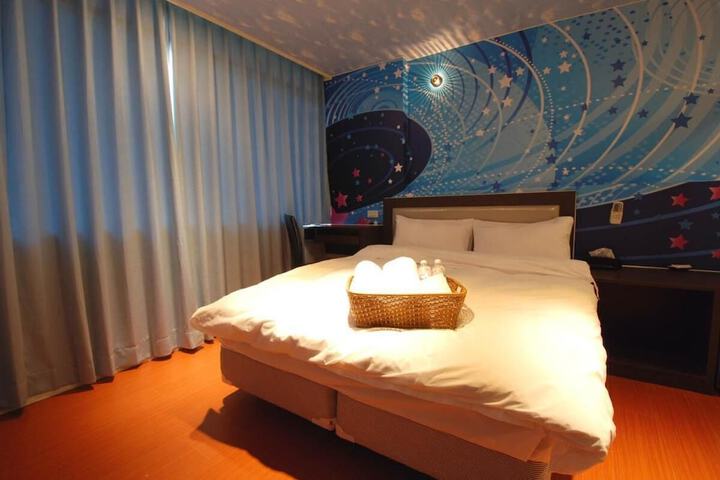 Room 11 of 16