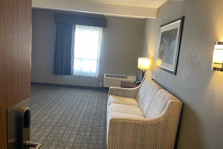1 King Bed Accessible (12 of 31)