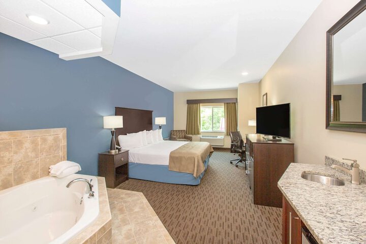 1 King Bed Executive Studio Suite (3 of 5)