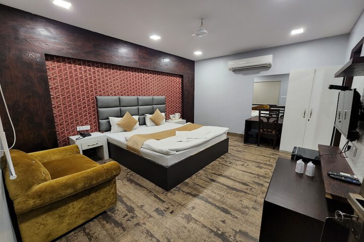 Room 13 of 28