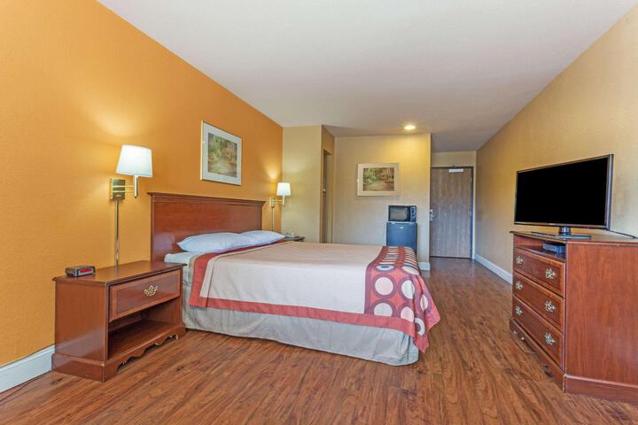 1 Queen Bed Mobility Accessible (2 of 11)