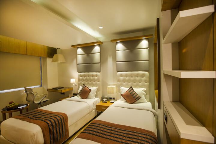 Room 6 of 30