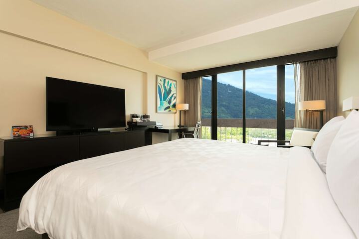 Room 10 of 76