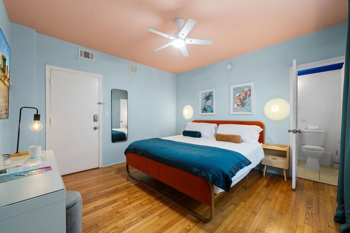 Room 34 of 136