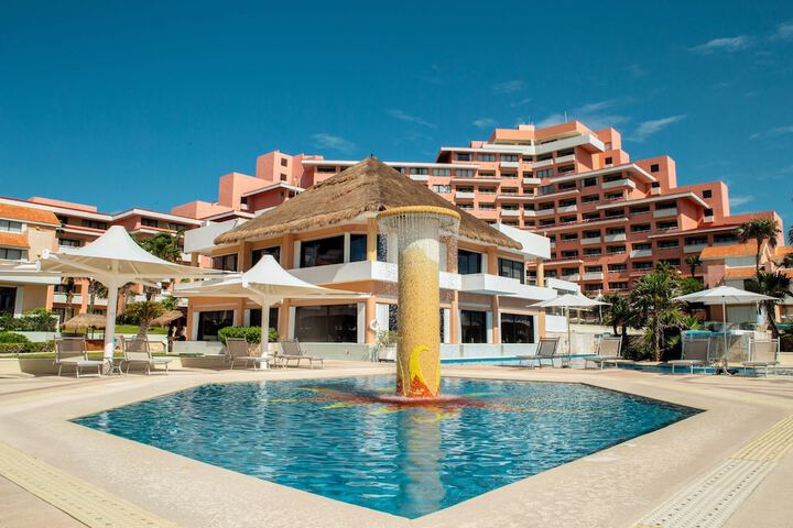 Hotel Pool