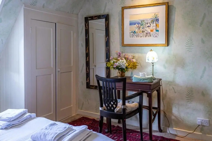 Room 3 of 32