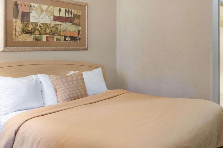 1 Queen Bed (12 of 15)