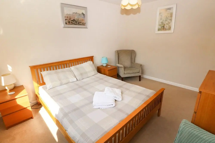 Room 4 of 12