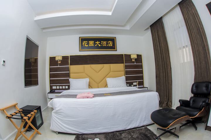 Room 9 of 11