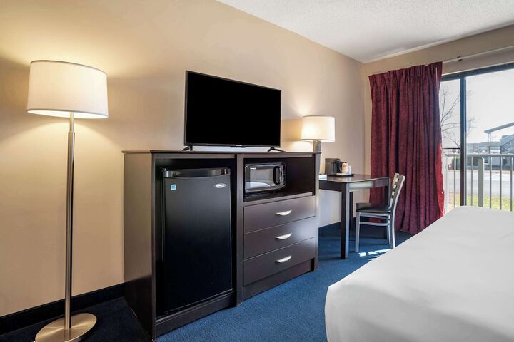 1 King Bed (6 of 19)