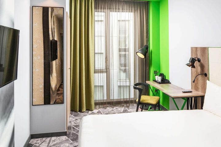 Room 5 of 68