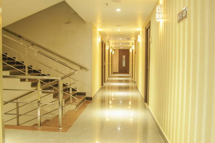 Ballroom/Hall 35 of 37