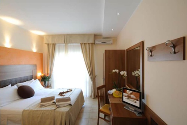 Room 8 of 16