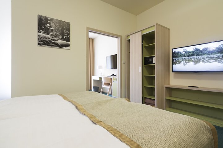 Room 12 of 116