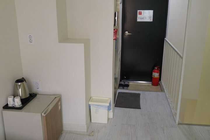 Room 9 of 177