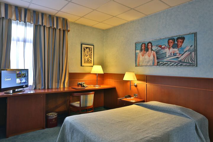 Room 5 of 33