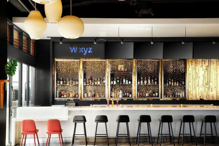 Lobby lounge