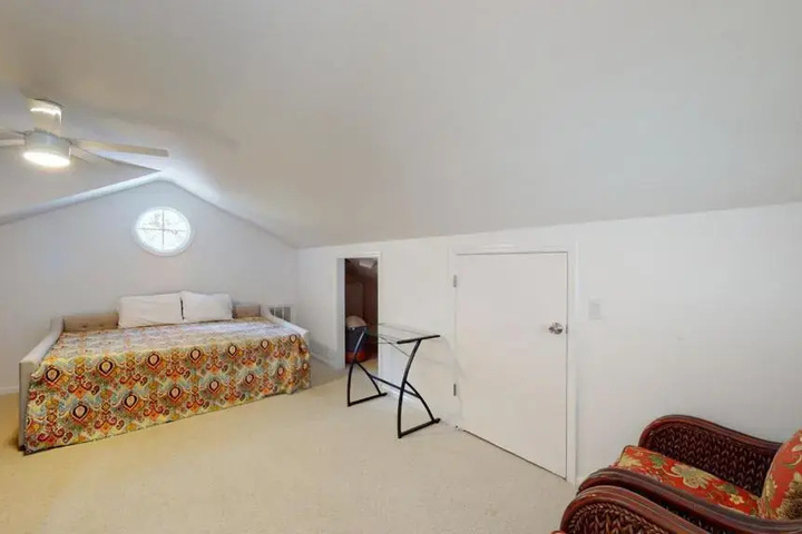Room 6 of 16