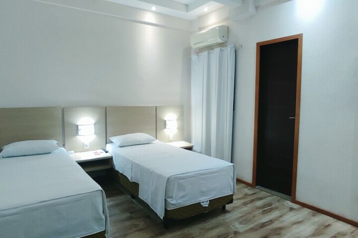 Room 5 of 12