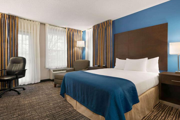 1 Queen Bed Accessible Room Tub with Grab Bars Balcony (5 of 9)
