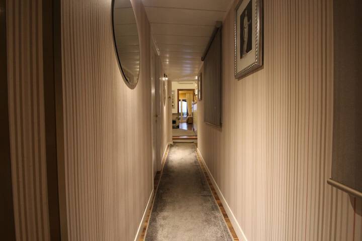 Ballroom/Hall 24 of 25