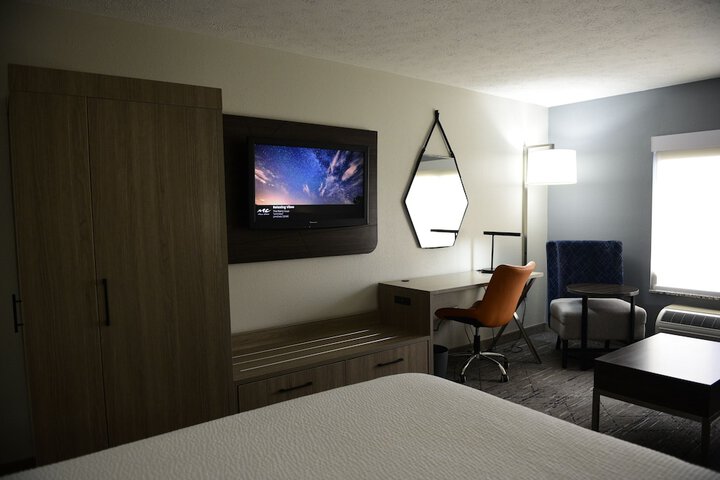 1 King Bed Accessible (28 of 28)