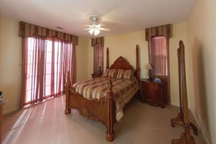 Room 10 of 32