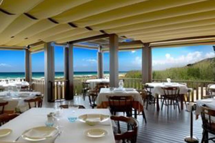 Dining 8 of 22