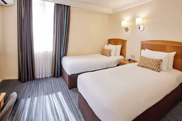 Room 27 of 90