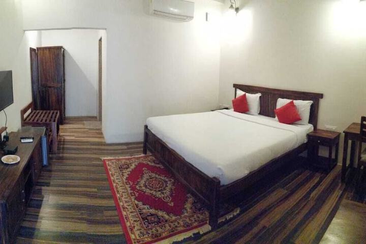 Room 2 of 6
