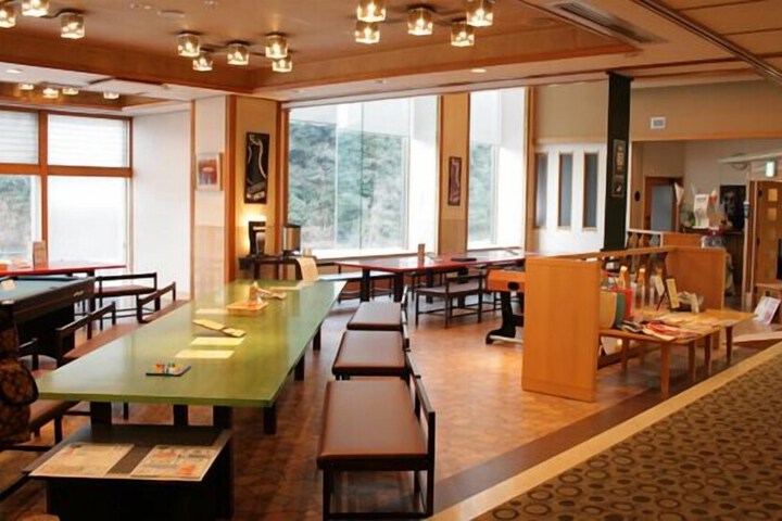 Lounge 17 of 21