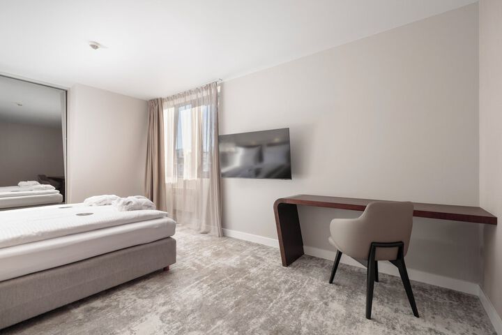 Room 18 of 117