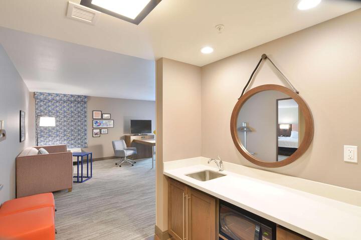 1 King Microwave, Refrigerator Wet Bar Studio Suite
