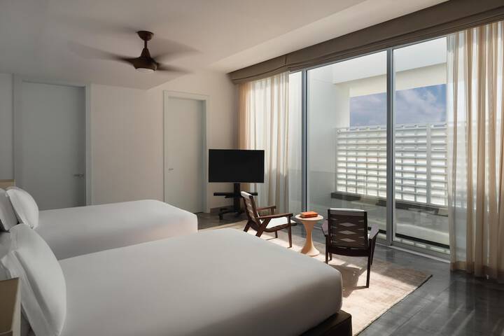 Room 36 of 215
