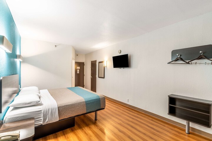 1 King Bed (13 of 14)