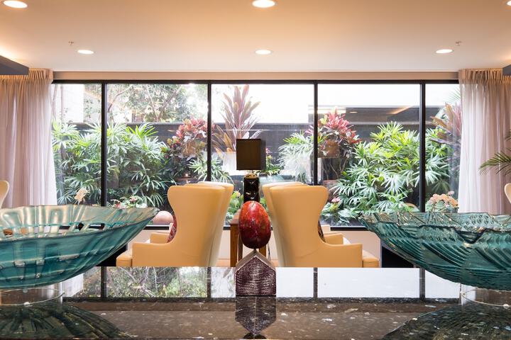 Lobby lounge