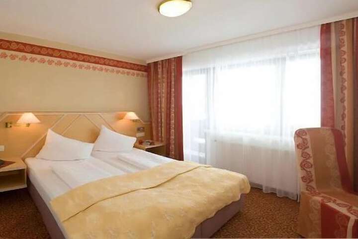 Room 8 of 38