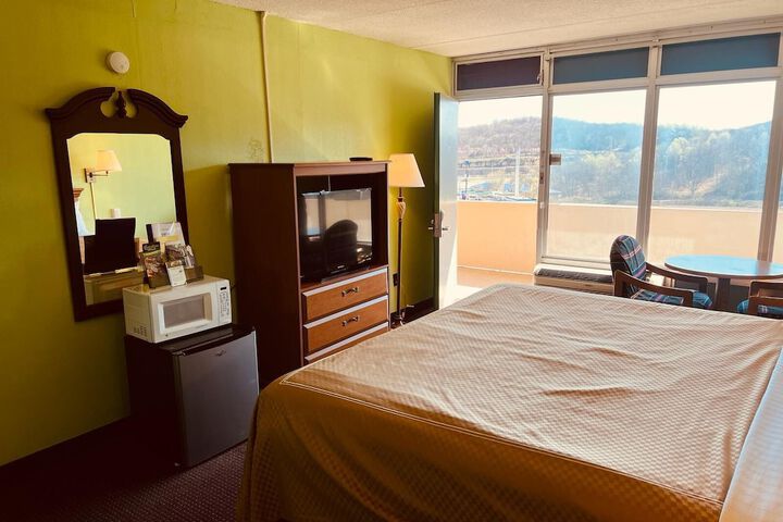 Room 6 of 10