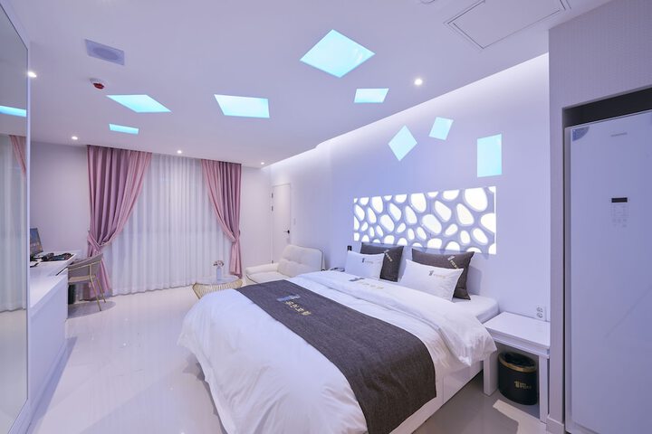 Room 26 of 61