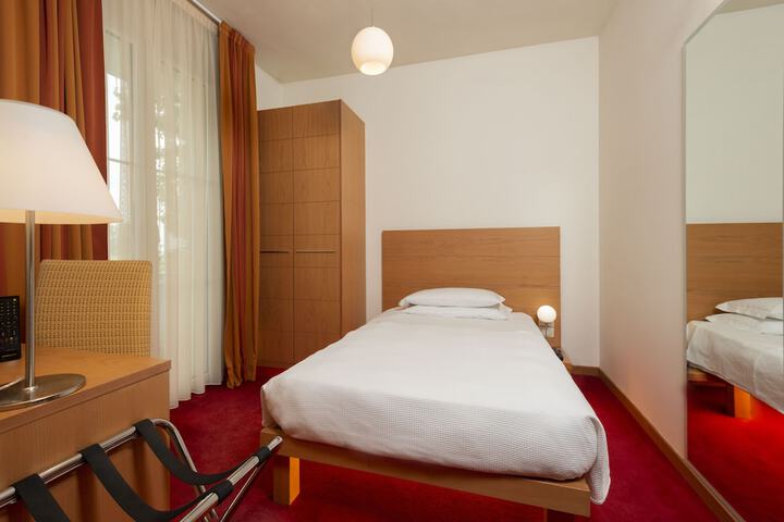 Room 19 of 37