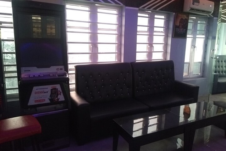 Lounge 32 of 39