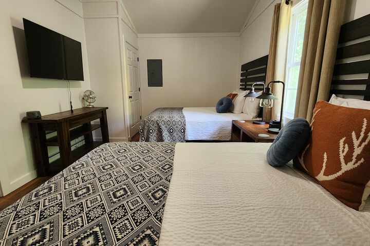 2 Queen Beds Kitchenette (9 of 16)