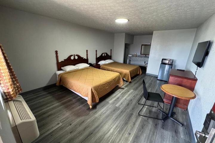 2 Double Beds (7 of 8)