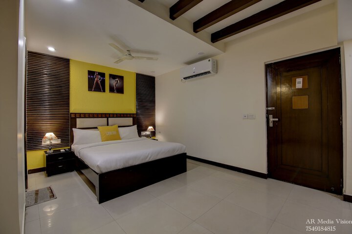 Room 4 of 12